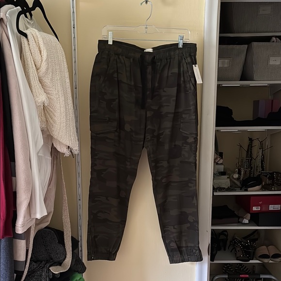 Women’s Camouflage Jogger Pants - Picture 1 of 7